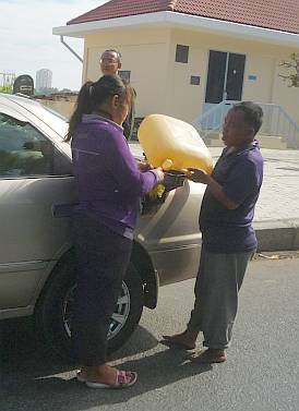 Selling smuggled gas on the street